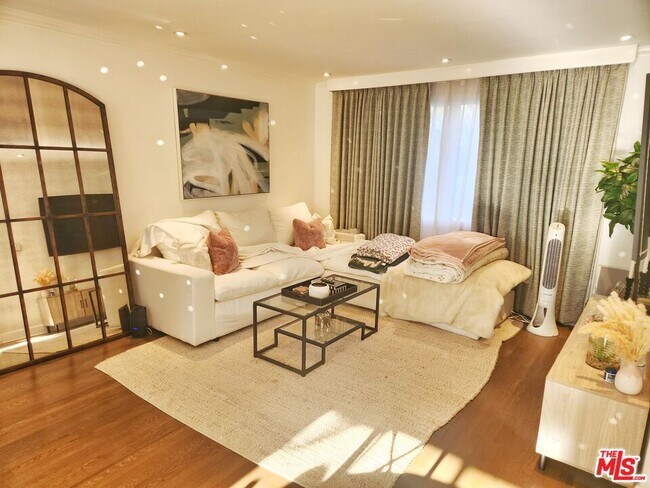 Building Photo - 138 San Vicente Blvd