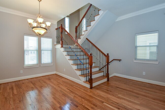 Building Photo - 1141 W 24th St