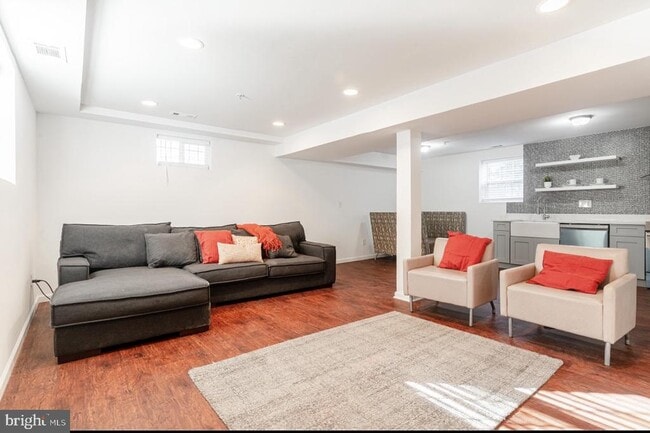 Building Photo - 824 48th Pl NE