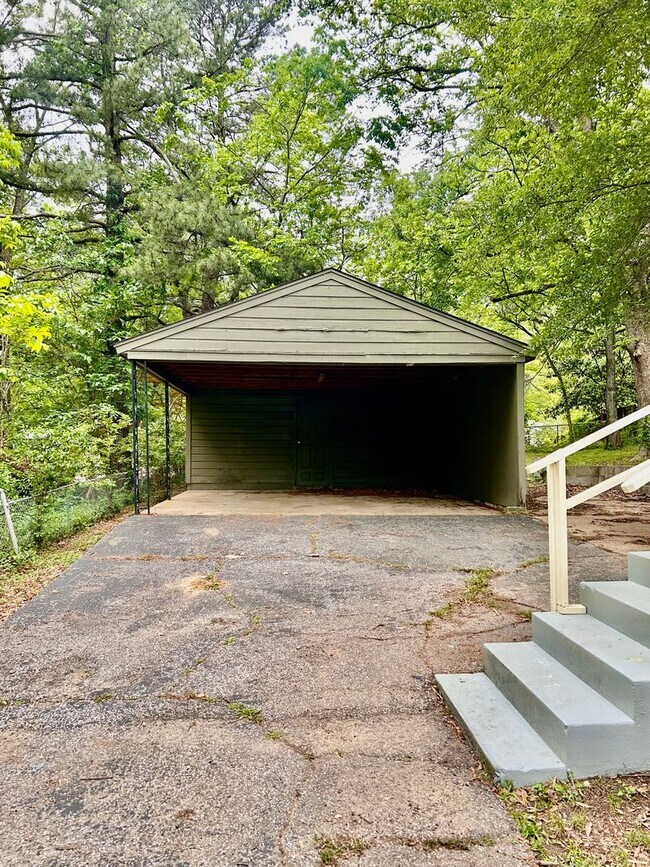 Building Photo - Cute 3 bedroom 1 bathroom home - Open To S...