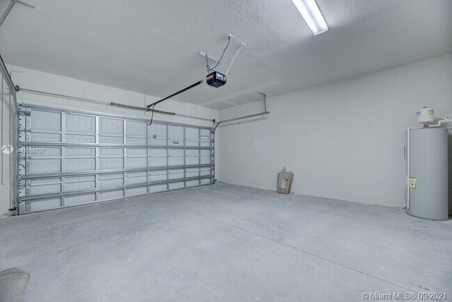 Building Photo - 1585 Evergreen Terrace