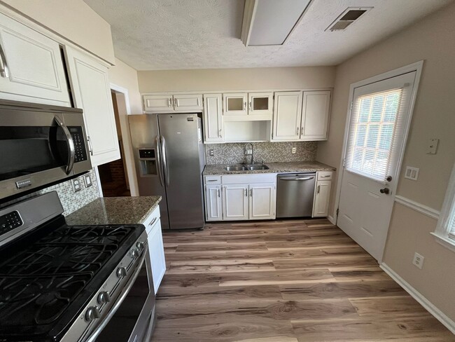 Building Photo - Hidden Gem in Holiday Park Subdivision!