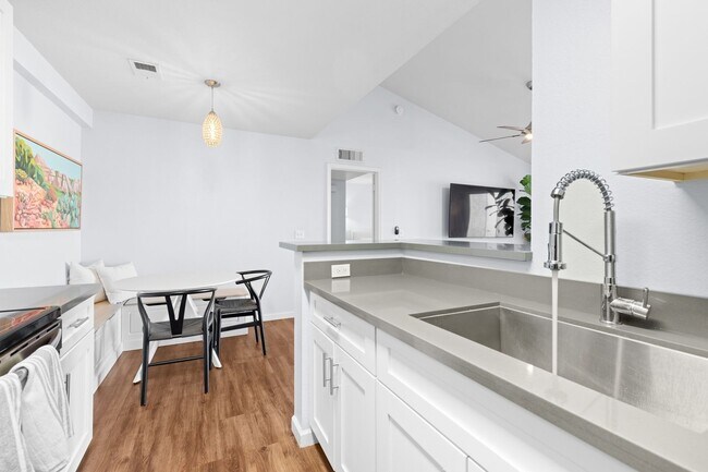 Building Photo - Charming 1BR Condo in Phoenix