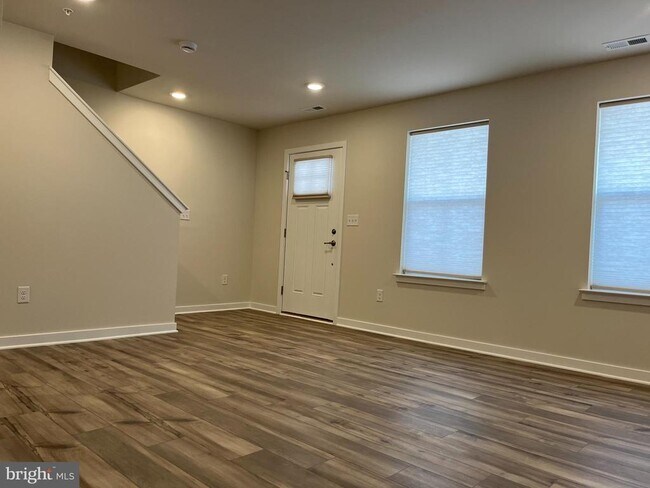 Building Photo - 37 E Front St