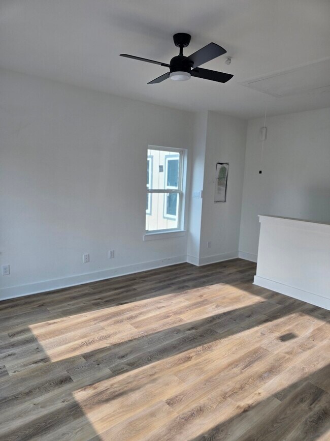 Building Photo - 1206 Schweikhardt St