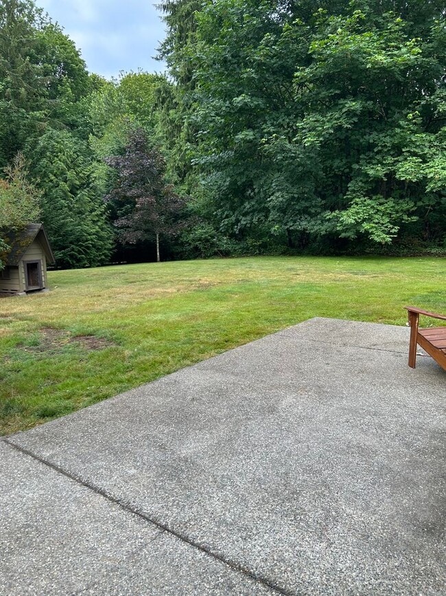 Building Photo - 3-bedroom, 2.5-bathroom home located in th...