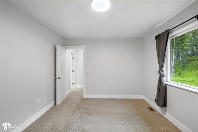 Building Photo - New & Upgraded 4BD Home!