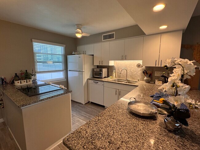 Building Photo - 33 S Gulfstream Ave