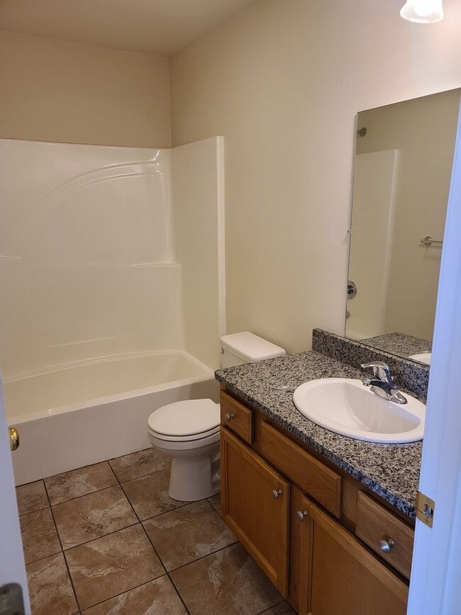 Building Photo - 3 Bedroom 2 1/2 bath ** End Unit** Townhome for Rent in Waynesboro