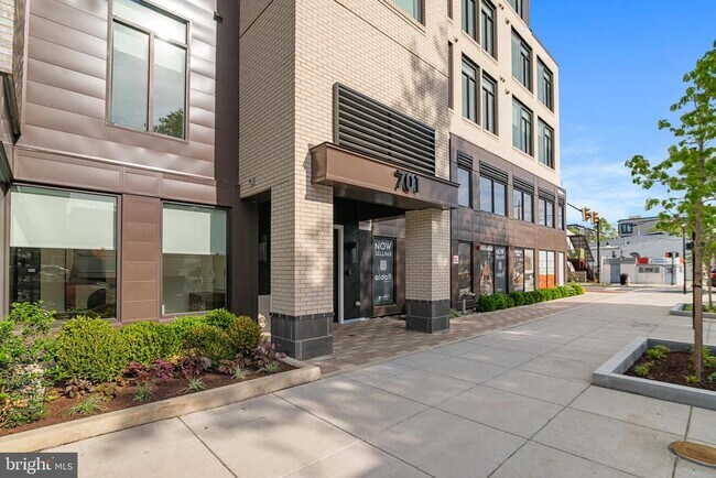 Building Photo - 701 N Henry St