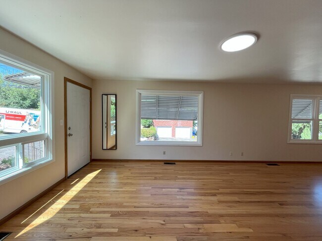 Building Photo - Bright & Spacious 1-Bedroom Duplex with Ha...