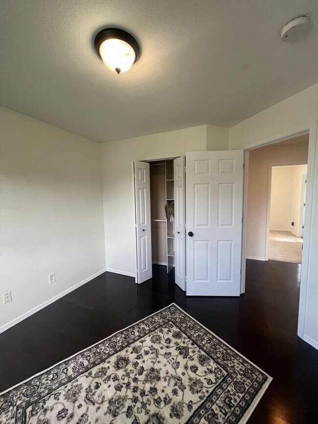 Building Photo - Adorable 3 Bedroom property with a sunroom...