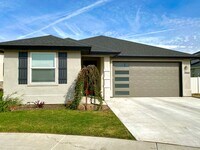 Building Photo - Lovely Single Level 3 Bed 2 Bath Home in M...