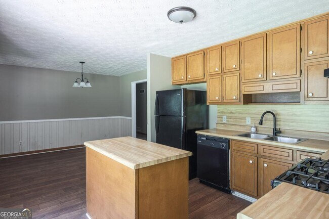 Building Photo - 310 Summerwood Ln