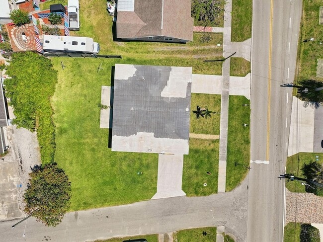 Building Photo - 1400 Binney Dr