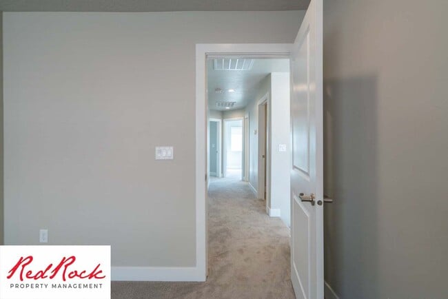 Building Photo - 3 Bedroom Hurricane Townhome With Scenic Views