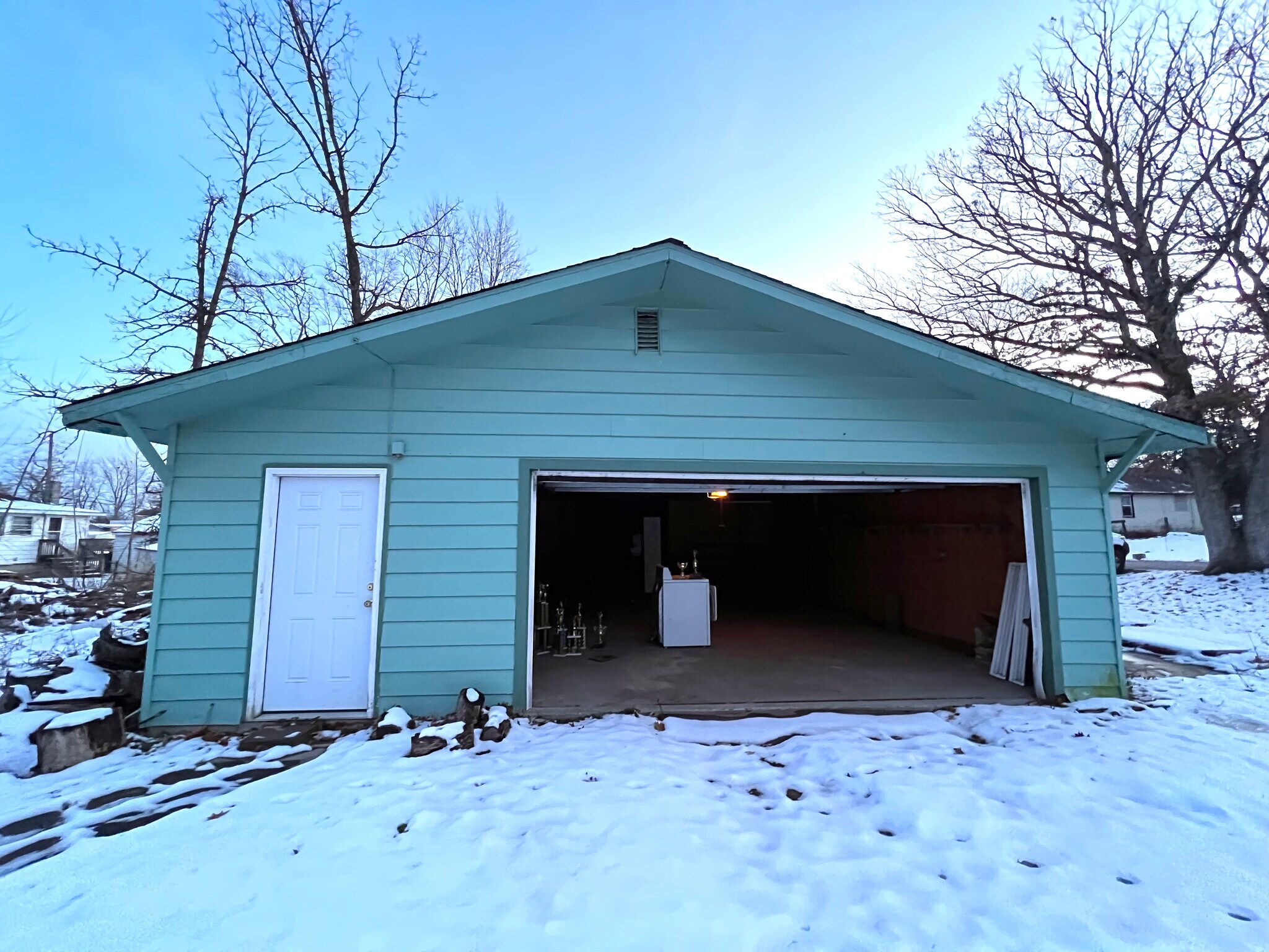 garage - 12708 Foster St