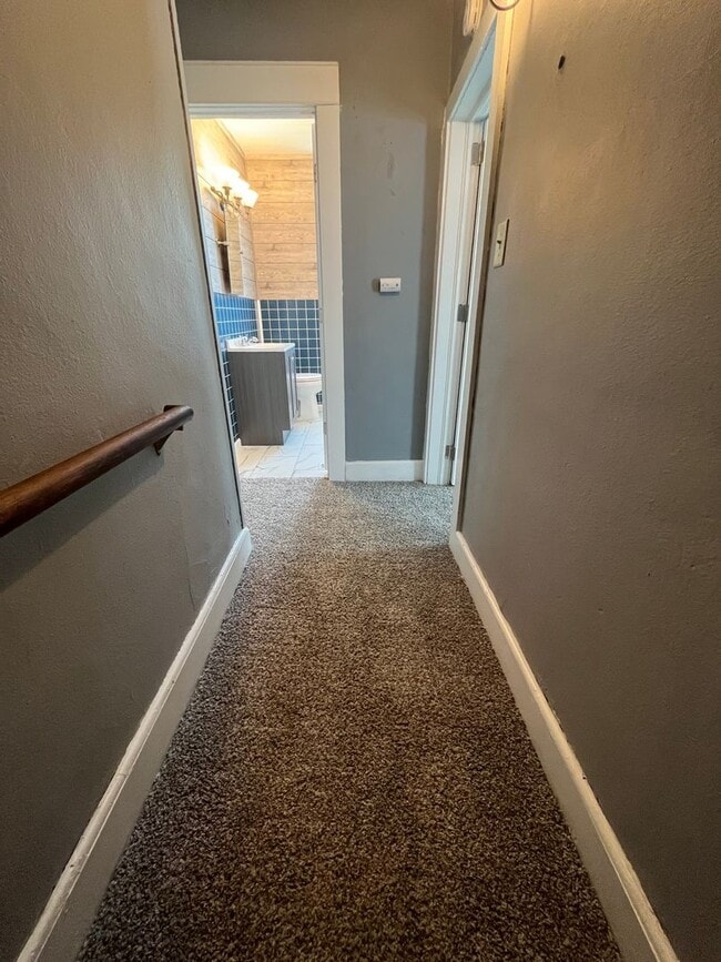 Building Photo - 1 1/2 story 2 Bedroom home!!