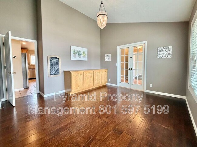 Building Photo - 961 Golden Pheasant Dr