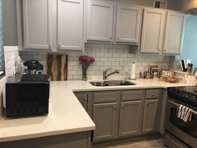 Building Photo - 210 Sampson St NE