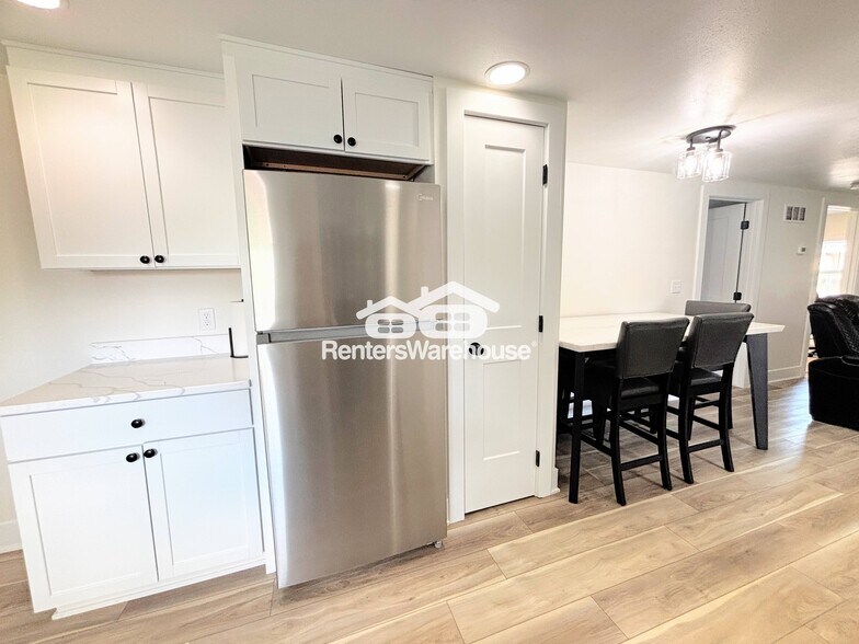 Building Photo - 4076 Indianola Ave