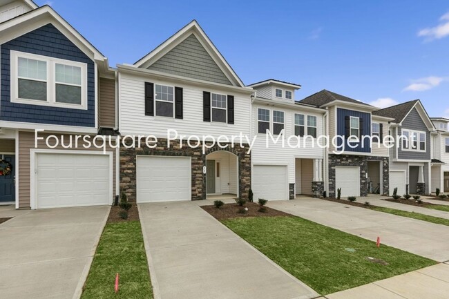 Building Photo - Townhome! | Back Patio with Privacy Fence|...