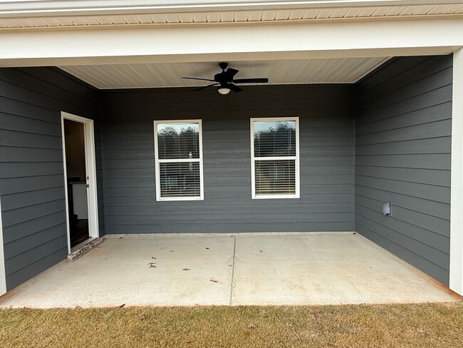 Building Photo - Springville Schools One Level 4 Bedroom / 3 Bathroom/ 3 Car Garage