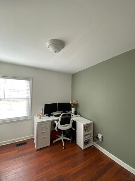 Building Photo - 708 Ileagnes Rd