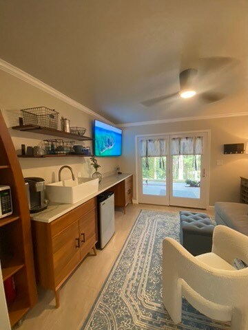 Building Photo - 2109 Pine Tree Dr