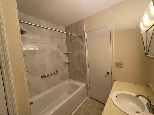 Building Photo - 507 Stinson Dr