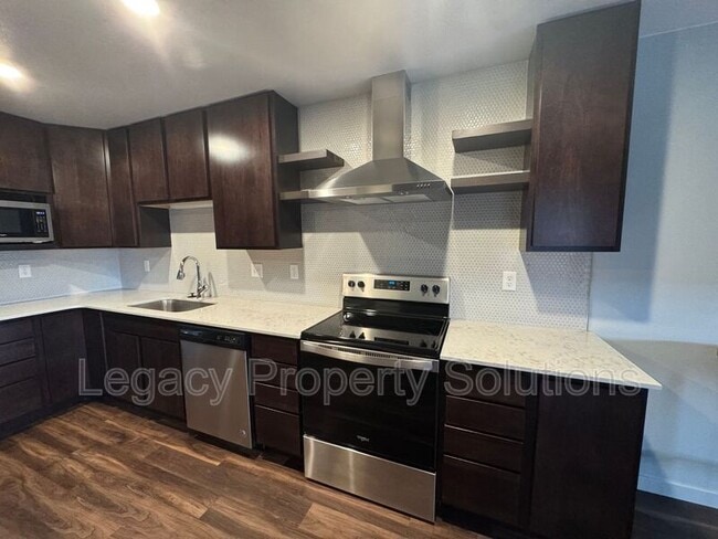 Building Photo - 208 E Greenfield Ln