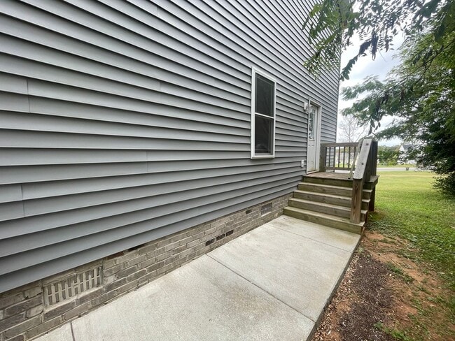 Building Photo - Nice, Newer Duplex Townhouse