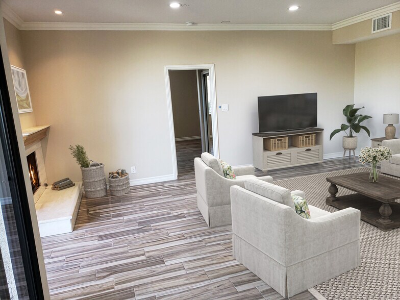 Building Photo - 502 San Vicente Blvd