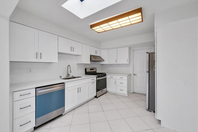 Building Photo - "Rare Single-Story Remodel: Modern 3BR End-Unit in University Park