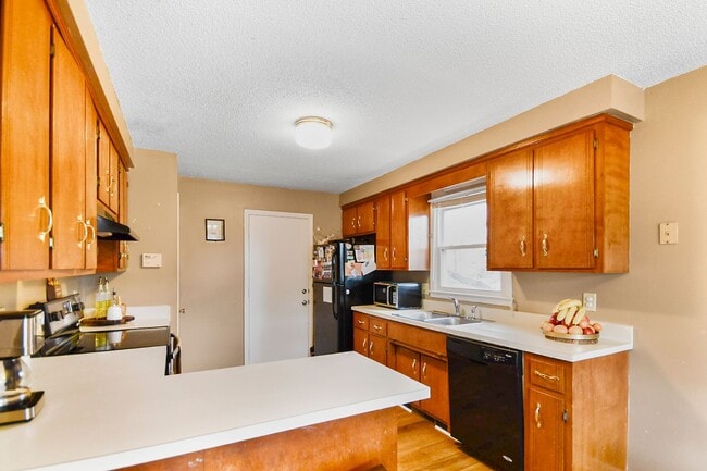 Building Photo - Conveniently Located Three Bedroom!