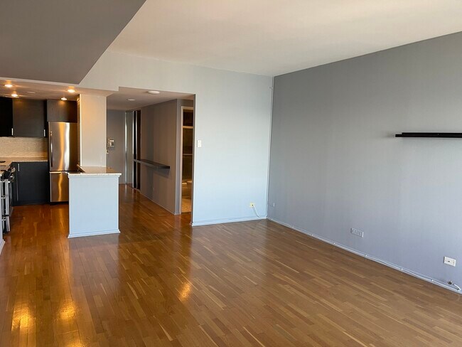 Building Photo - 175 E Delaware Pl