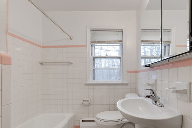 Building Photo - 3 Bedroom & 1.5 Bathroom with Huge Fenced ...