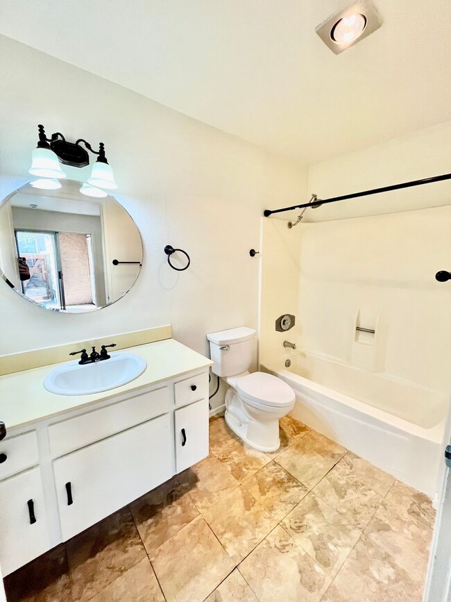 Building Photo - Charming 2 Bed 2 Bath Condo with Washer and Dryer!