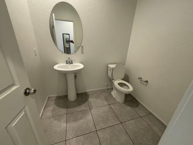 Building Photo - Beautiful Gated 3-Bed, 2.5-Bath Townhome in North Las Vegas!