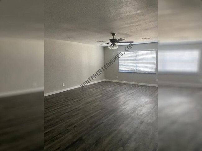 Building Photo - 6121 Singing Hills Dr
