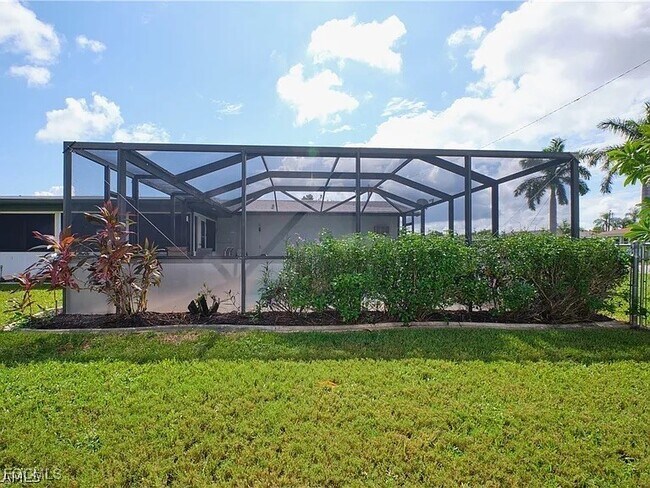 Building Photo - 4240 SE 3rd Ave