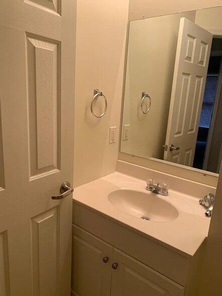 Building Photo - 751 Merlins Way