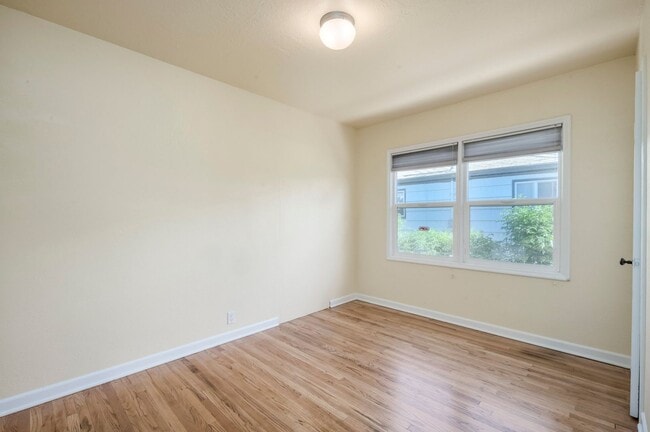 Building Photo - Newly Updated Liberty Wells Duplex!!