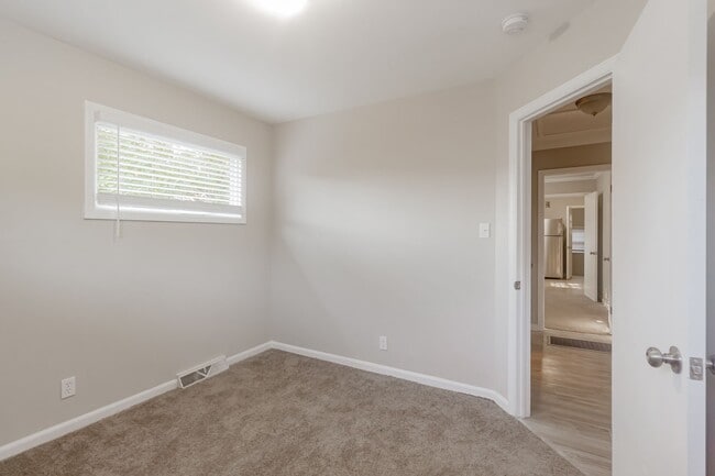 Building Photo - 609 Marguerite Dr NW