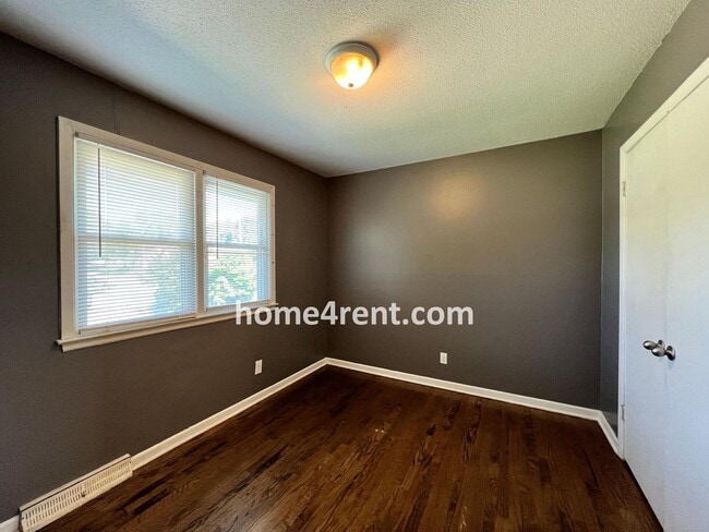 Building Photo - Attractive Lee's Summit Half Duplex w/ Lots of Natural Light and Spacious Bedrooms!
