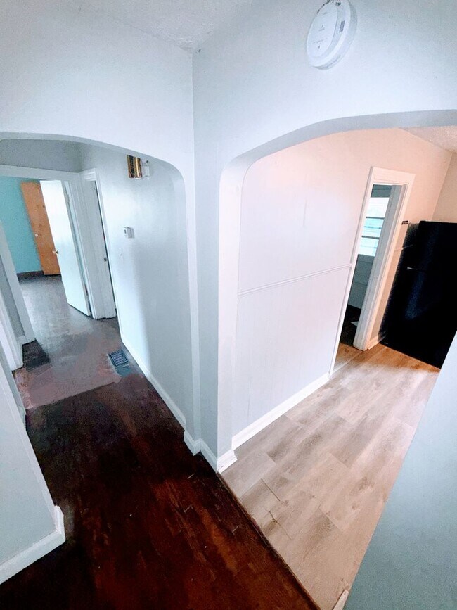 Building Photo - 4 Bedroom 1 Bathroom Home