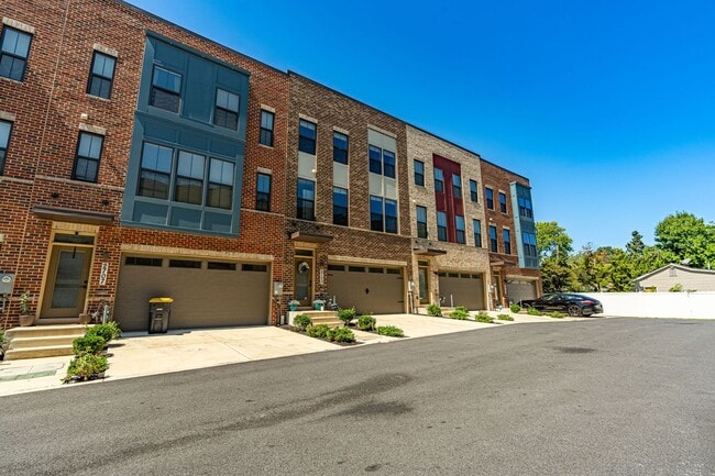 Building Photo - Modern 3 BR Townhome in Village of Towne Square Includes Trash, Cable/internet and Landscaping!