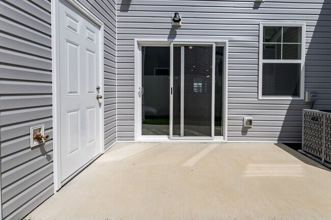 Building Photo - Move In Special! 3 Bedroom Townhome each w...