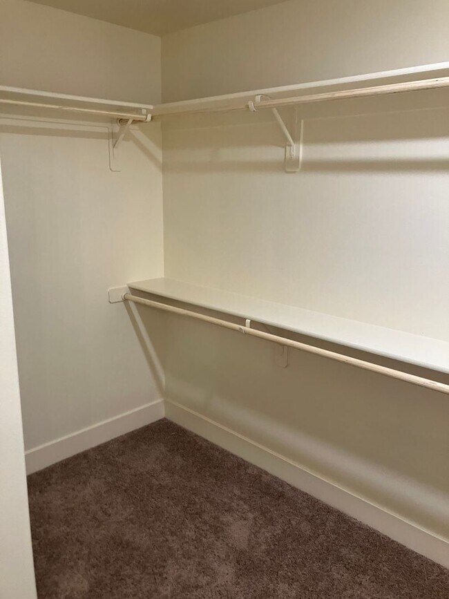 Building Photo - 5 bedroom 3 1/2 bath house in gated commun...