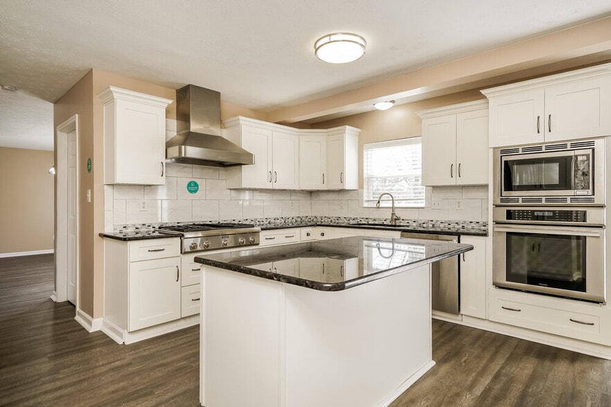 Building Photo - 748 Tulip Ln